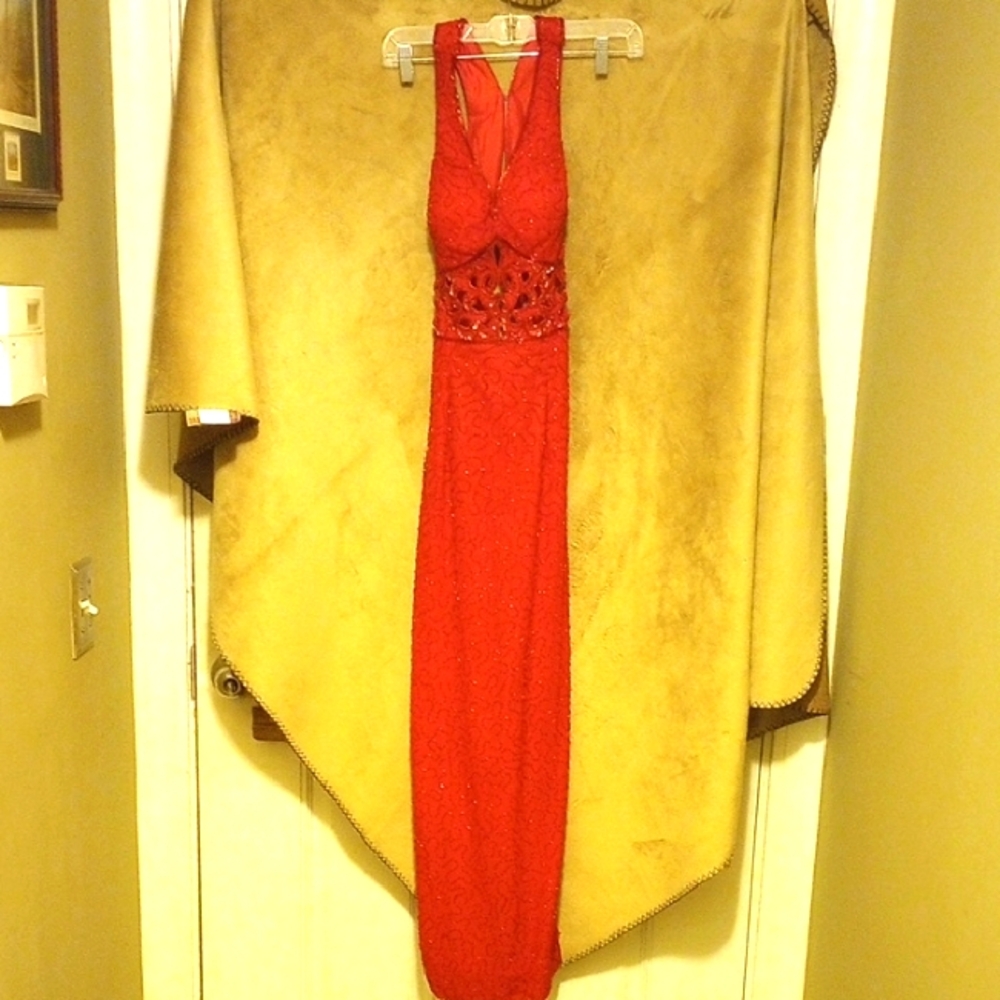 Ciré Lds 4 Elegant Red Halter Dress... Sequin And Beads...